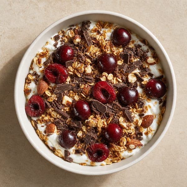 Naturalny jogurt z domową granolą, wiśniami i czekoladą