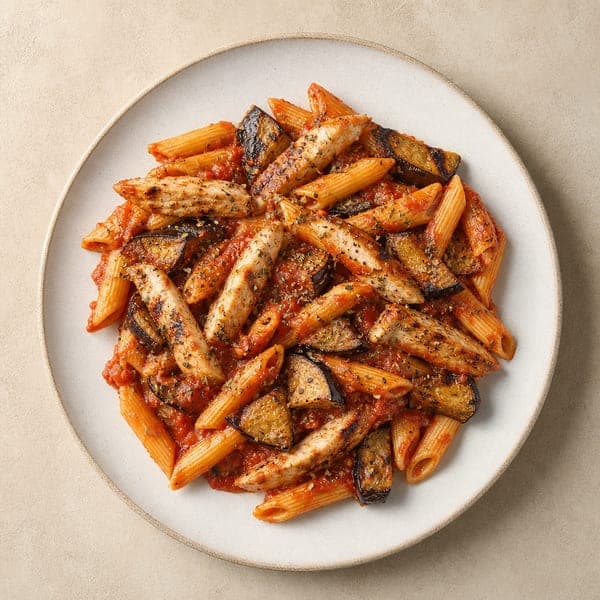 Penne w pomidorach z grillowanym kurczakiem i bakłażanem