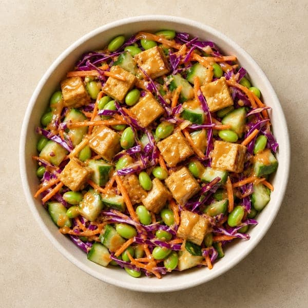 Sałatka z edamame, tofu i sosem orzechowym