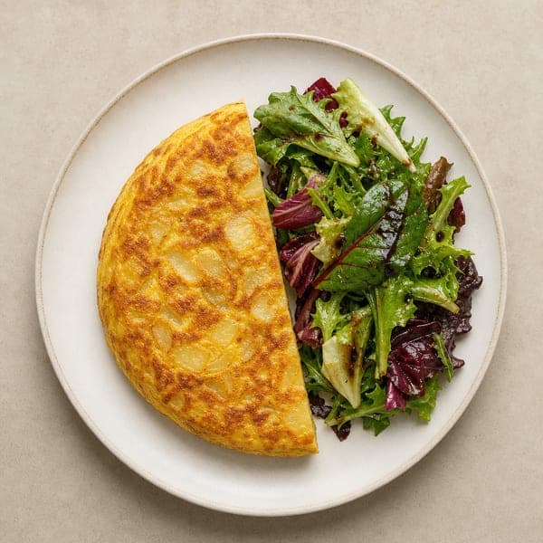 Omlet po hiszpańsku z gotowanymi ziemniakami i sałatką